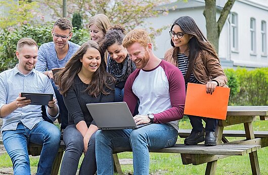 Gruppe Studierender mit Laptop und Tablet