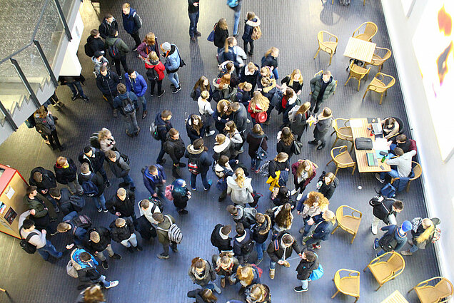 Schüler im Eingangsbereich Hauptgebäude auf dem Campus Wilhelmshaven