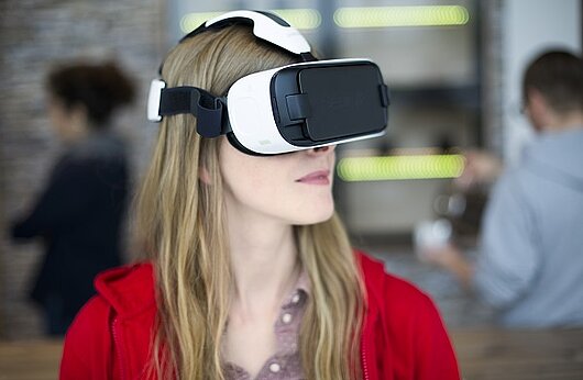 Studentin mit Virtual Reality Brille