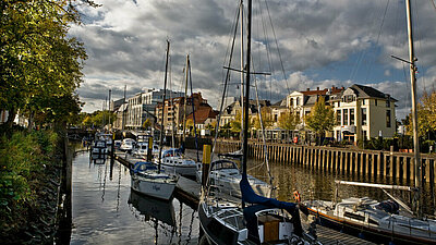 Hafen in Oldenburg mit Booten im Vordergrund
