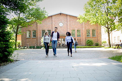 Campus Oldenburg, studierende vor der Bibliothek